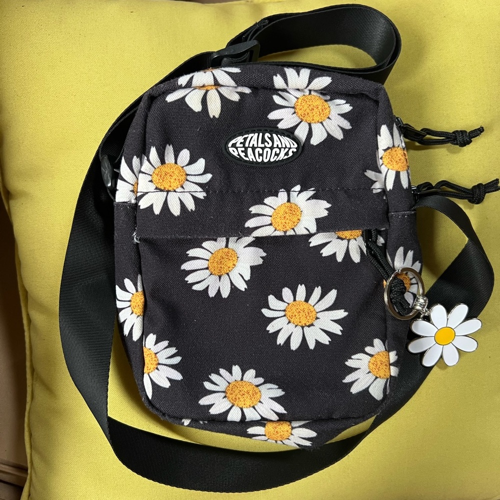Daisy crossbody bag with bag charm